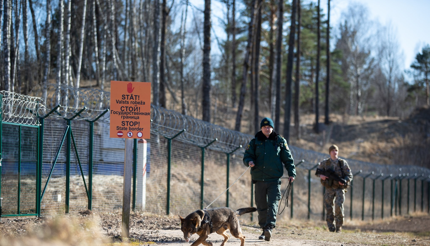 Robežsargs un zemessargs pie robežas
