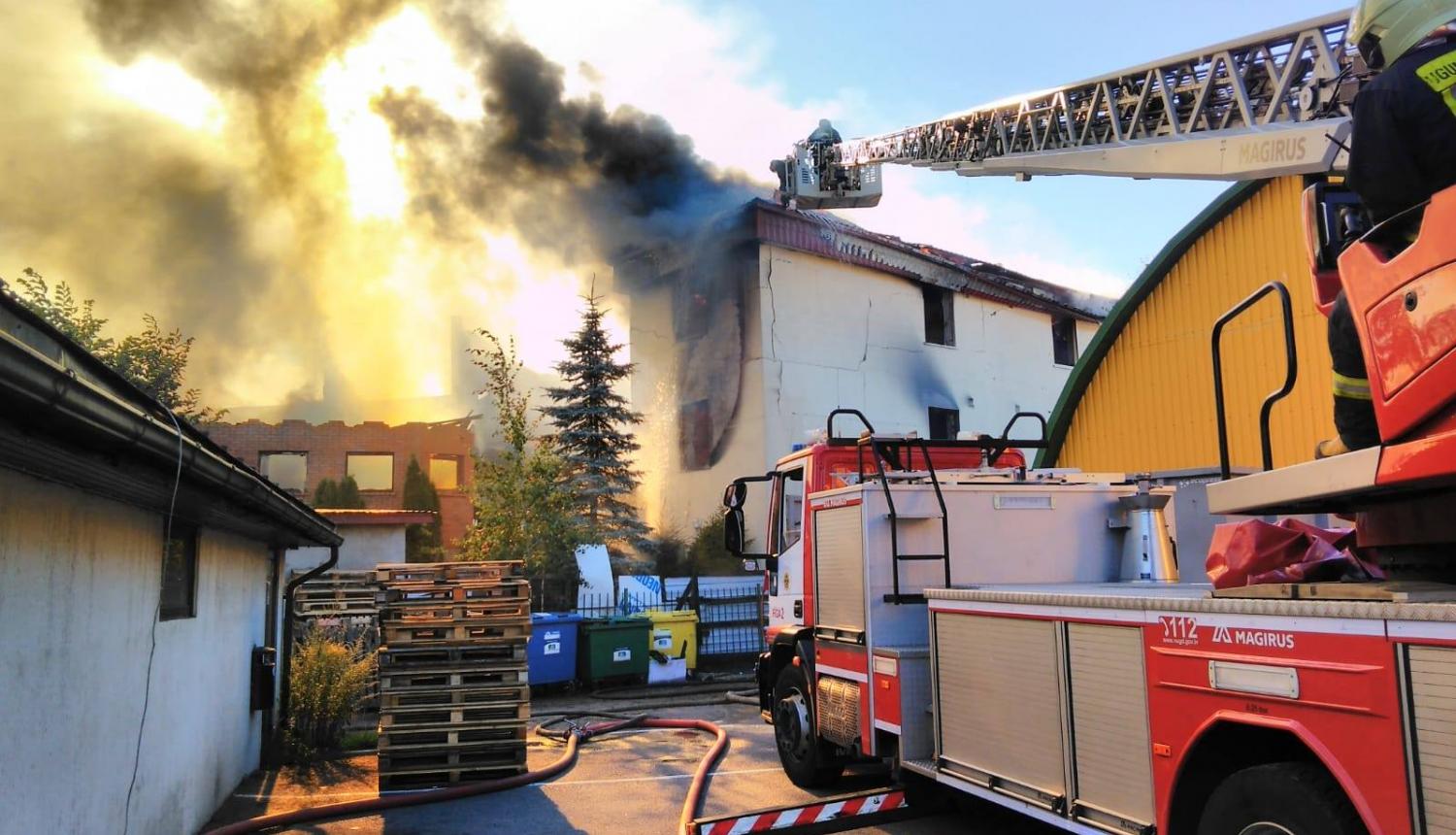 Ugunsdzēsēji dzēš māju