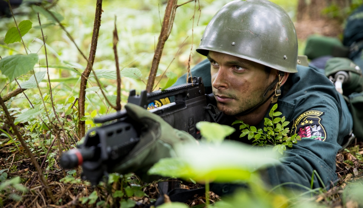 robežsargs mežā ar šaujamieroci