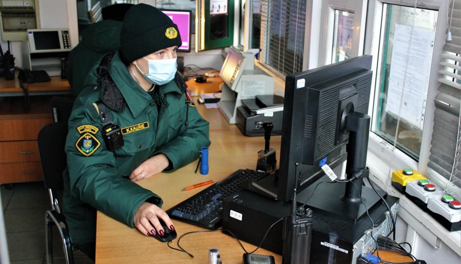 robežsargs veicot darbu pie datora