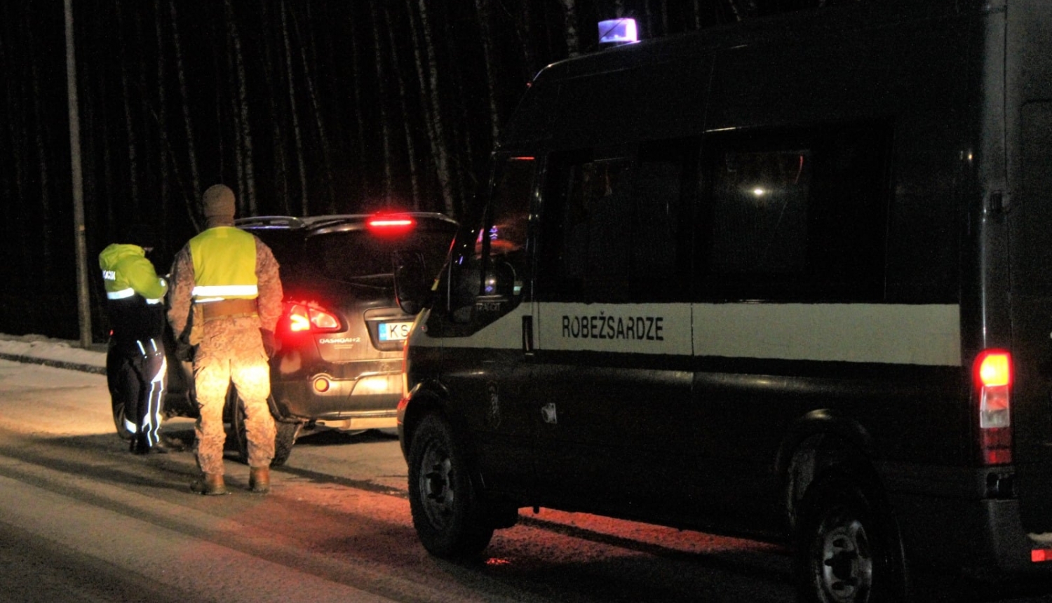 robežsargi, policisti un zemessargi veic pārbaudi