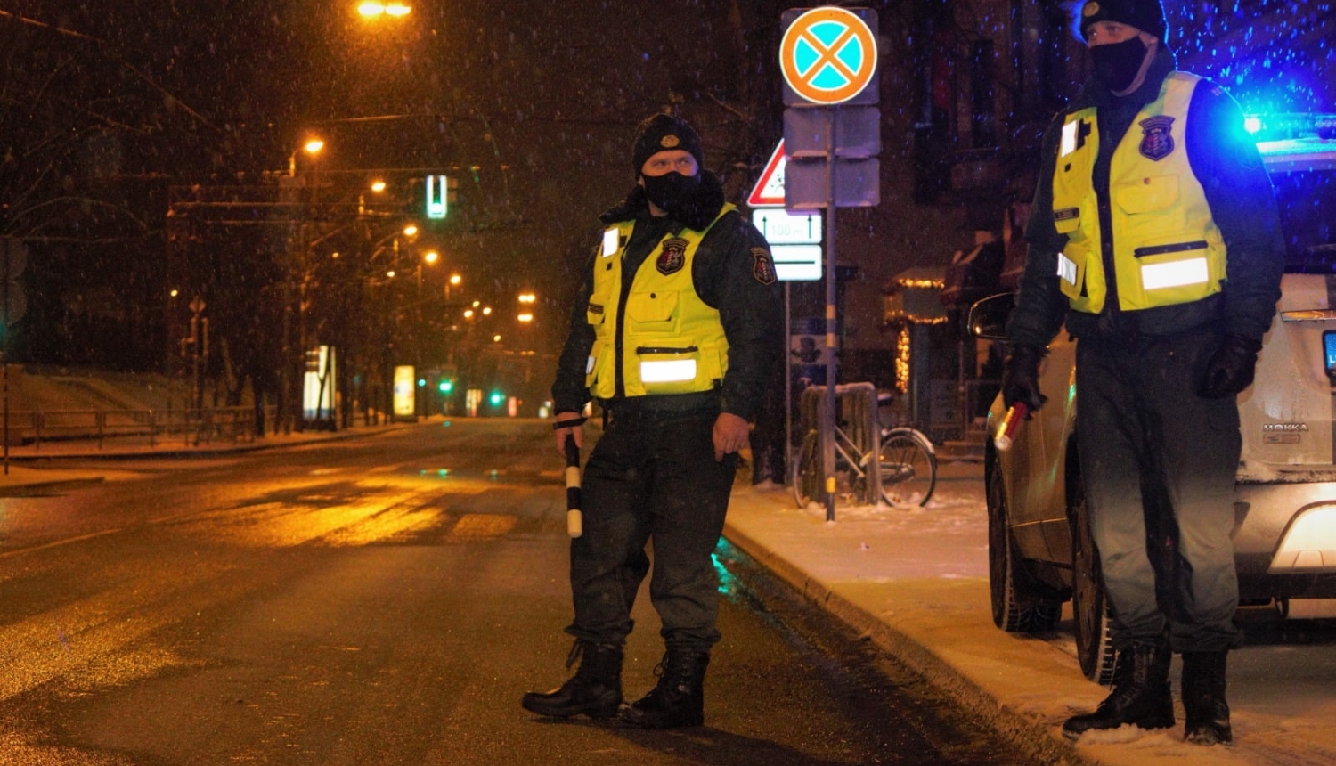 valsts robežsardzes divas amatpersonas uz ielas naktī