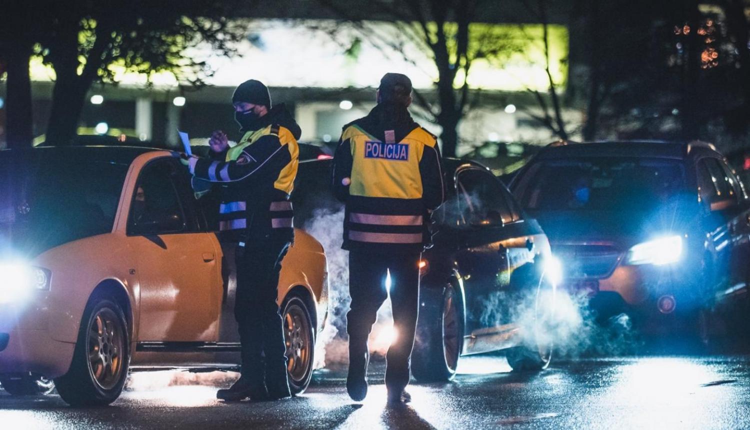 Valsts policija mājsēdes kontroles laikā