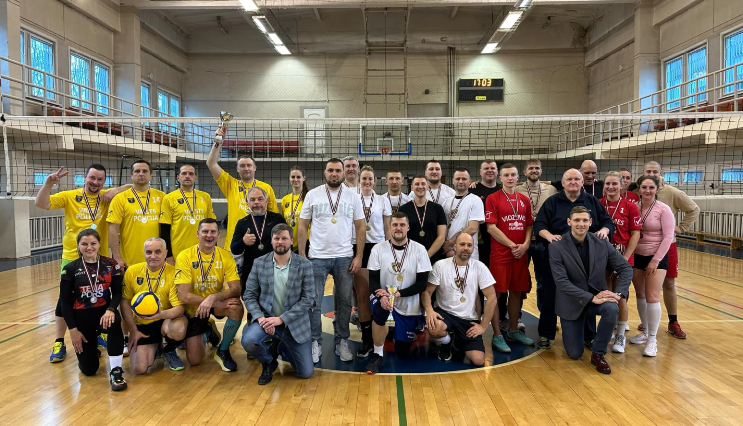 Trīs komandas sporta zālē ar medaļām kaklā