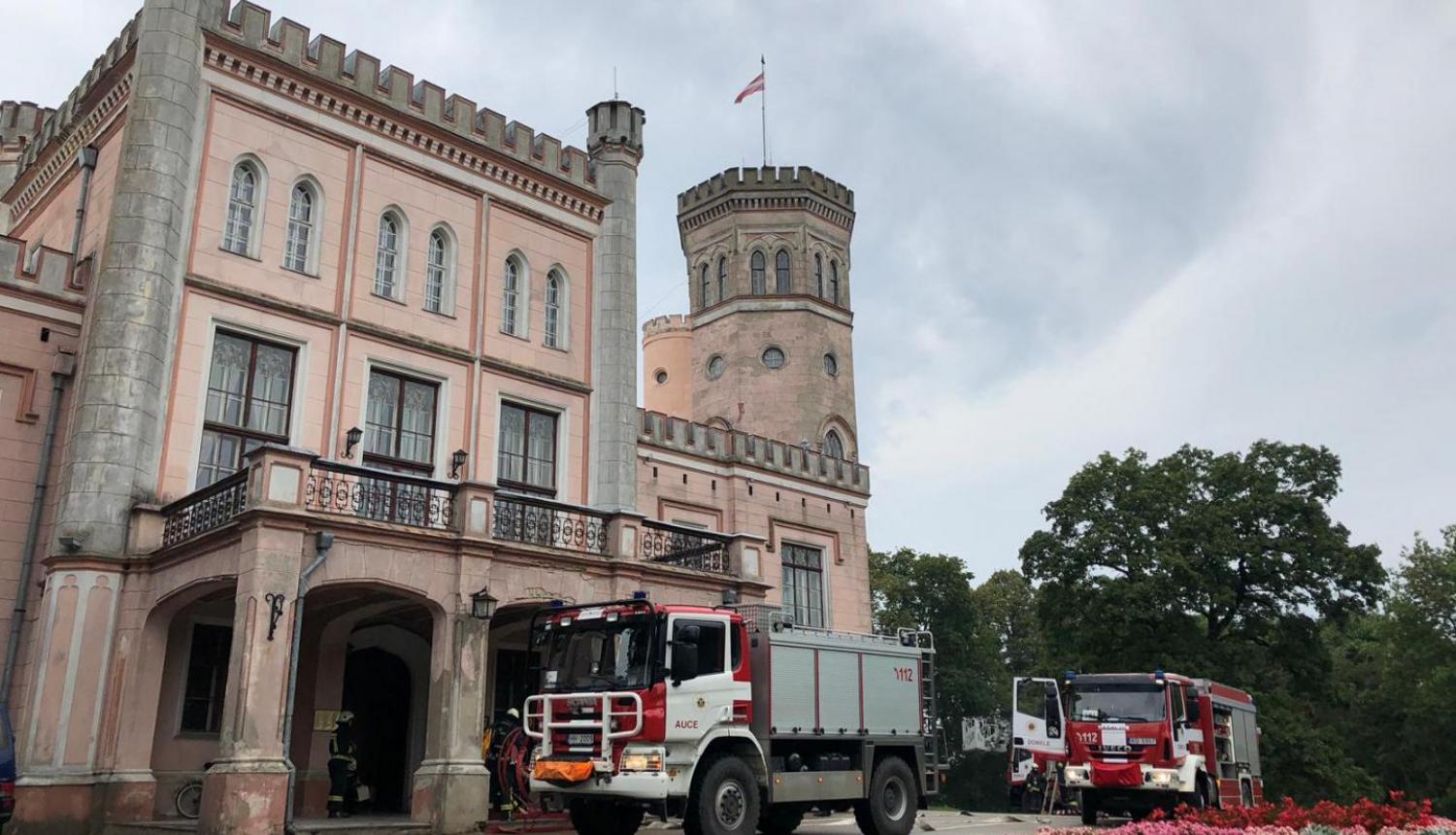 Dikļu pils un priekšplānā VUGD mašīnas