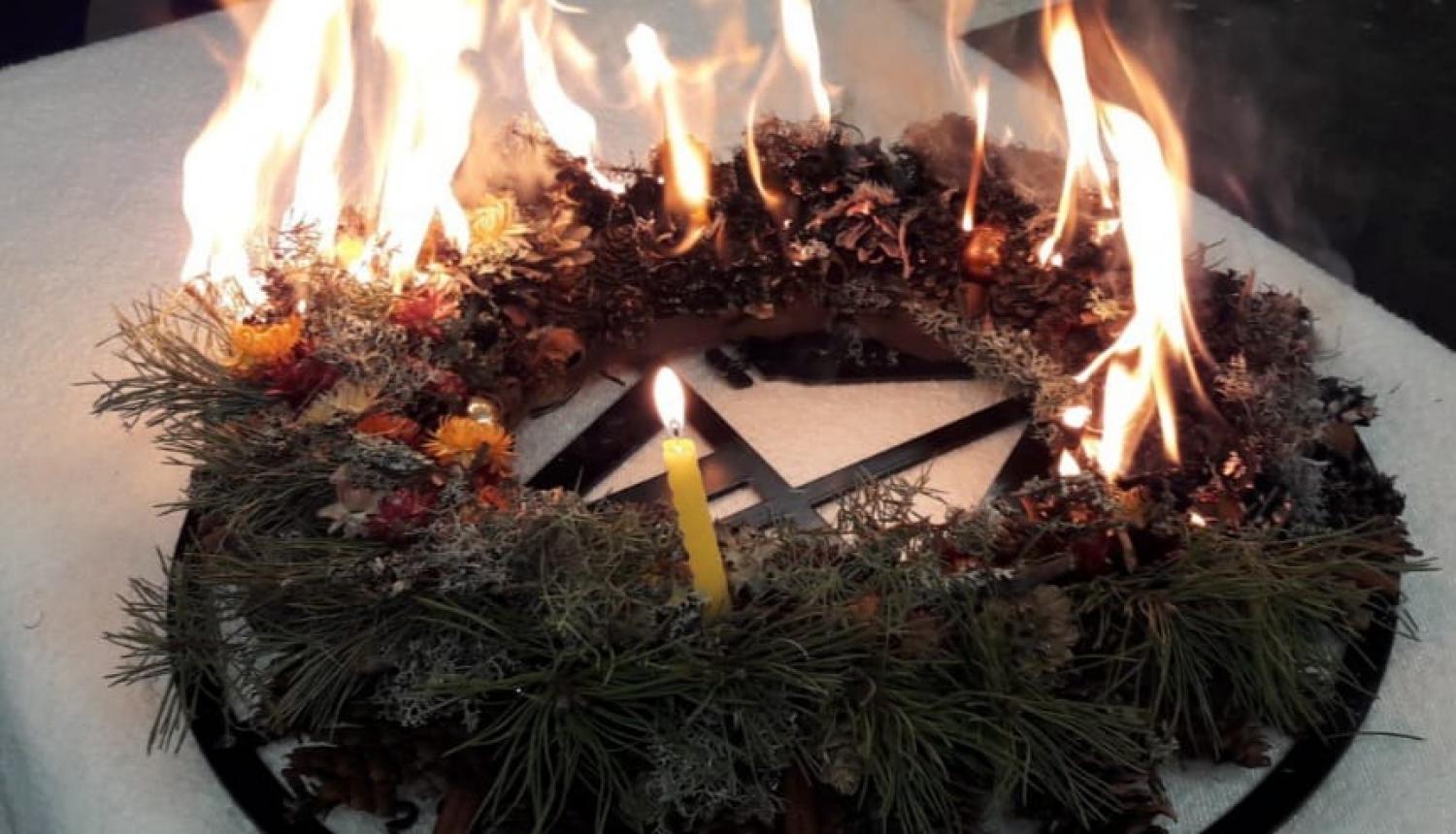 degošs Adventes vainags