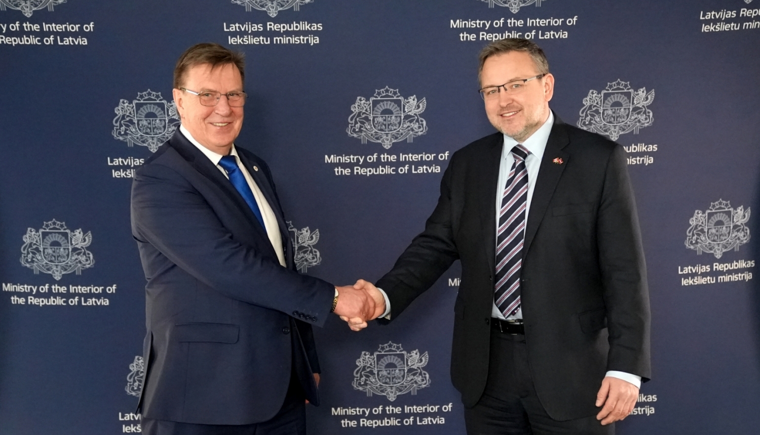 Iekšlietu ministrs Māris Kučinskis un  Kanādas vēstnieks Latvijā Braiens Svorks