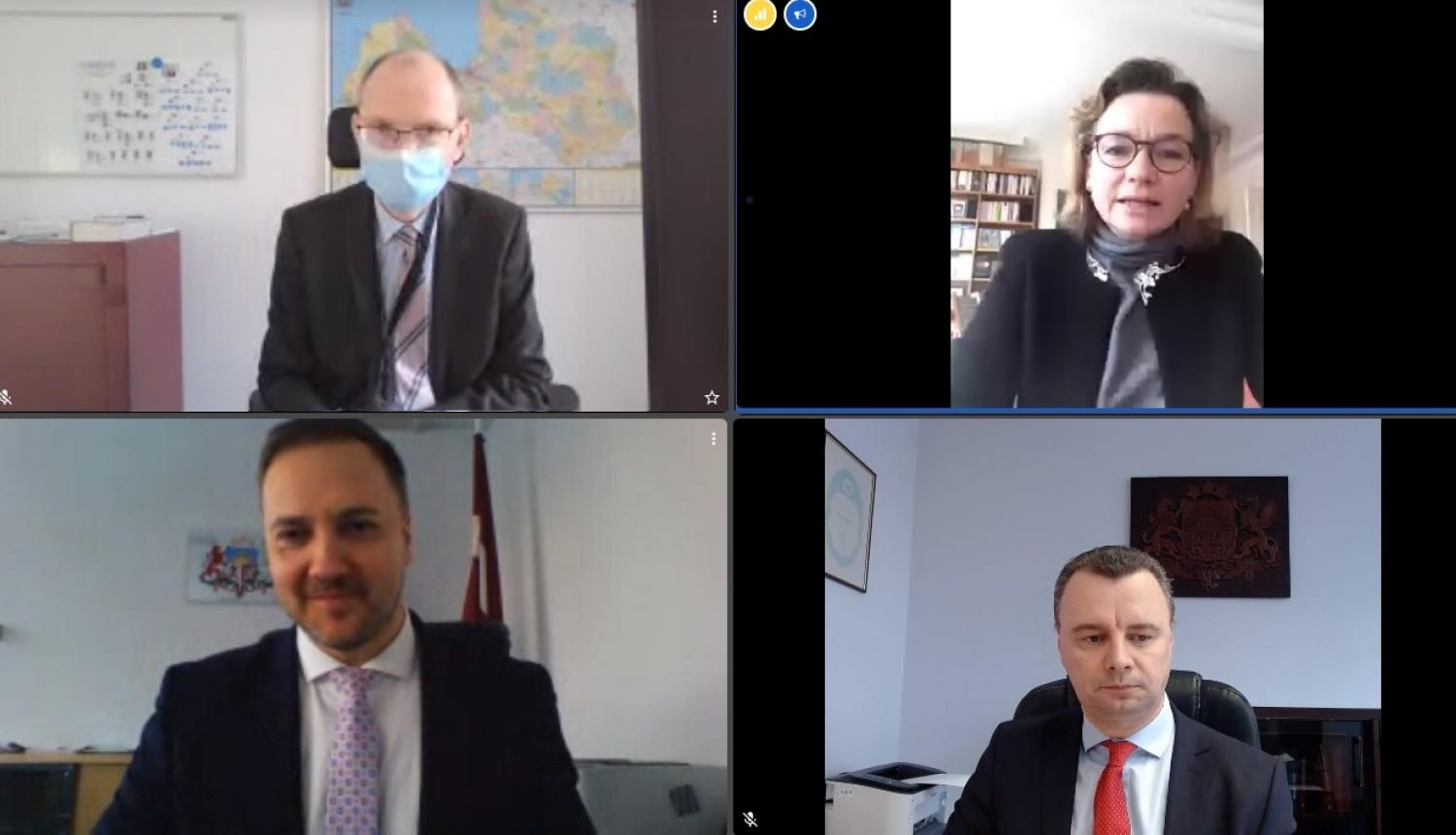 4 cilvēki attālinātajā sanāksmē