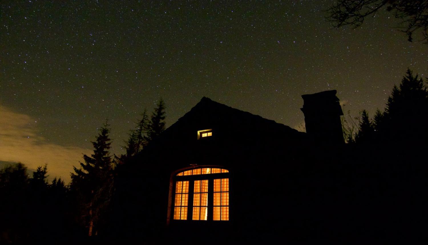 Mājas logā deg gaisma