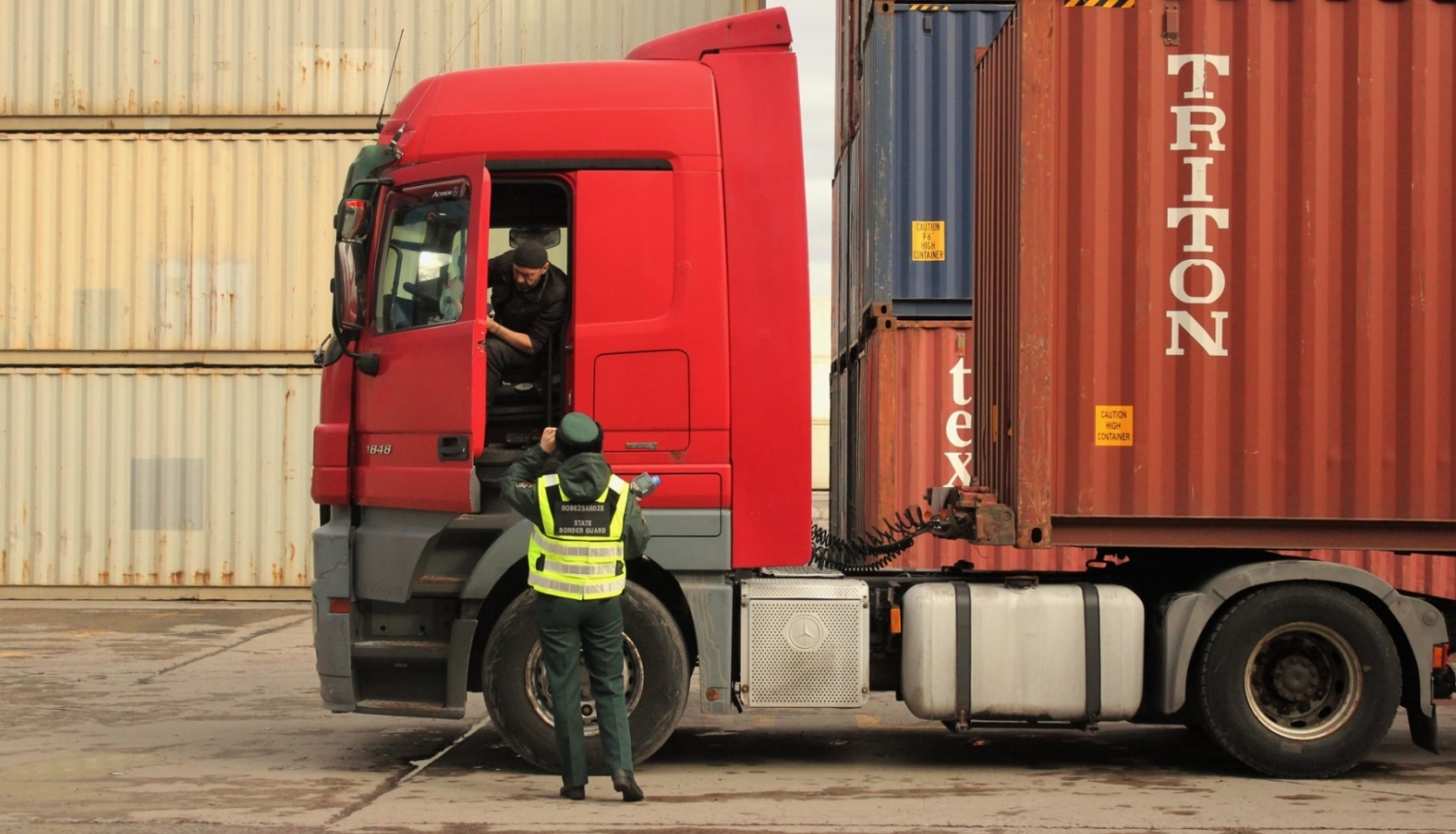 robežsargs un kravas mašīna