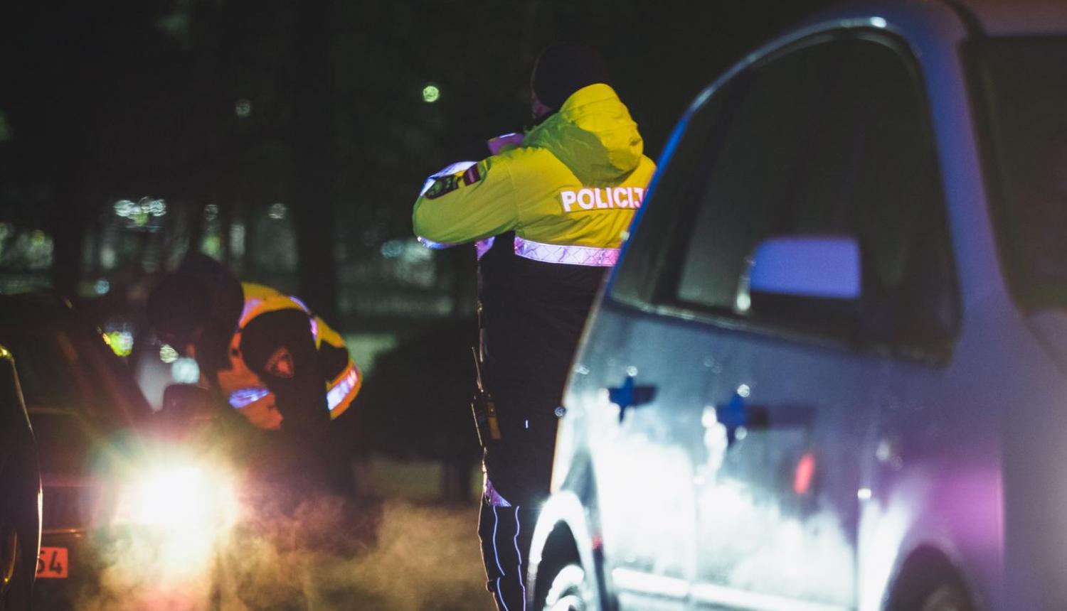policija pārbauda mašīnas naktī