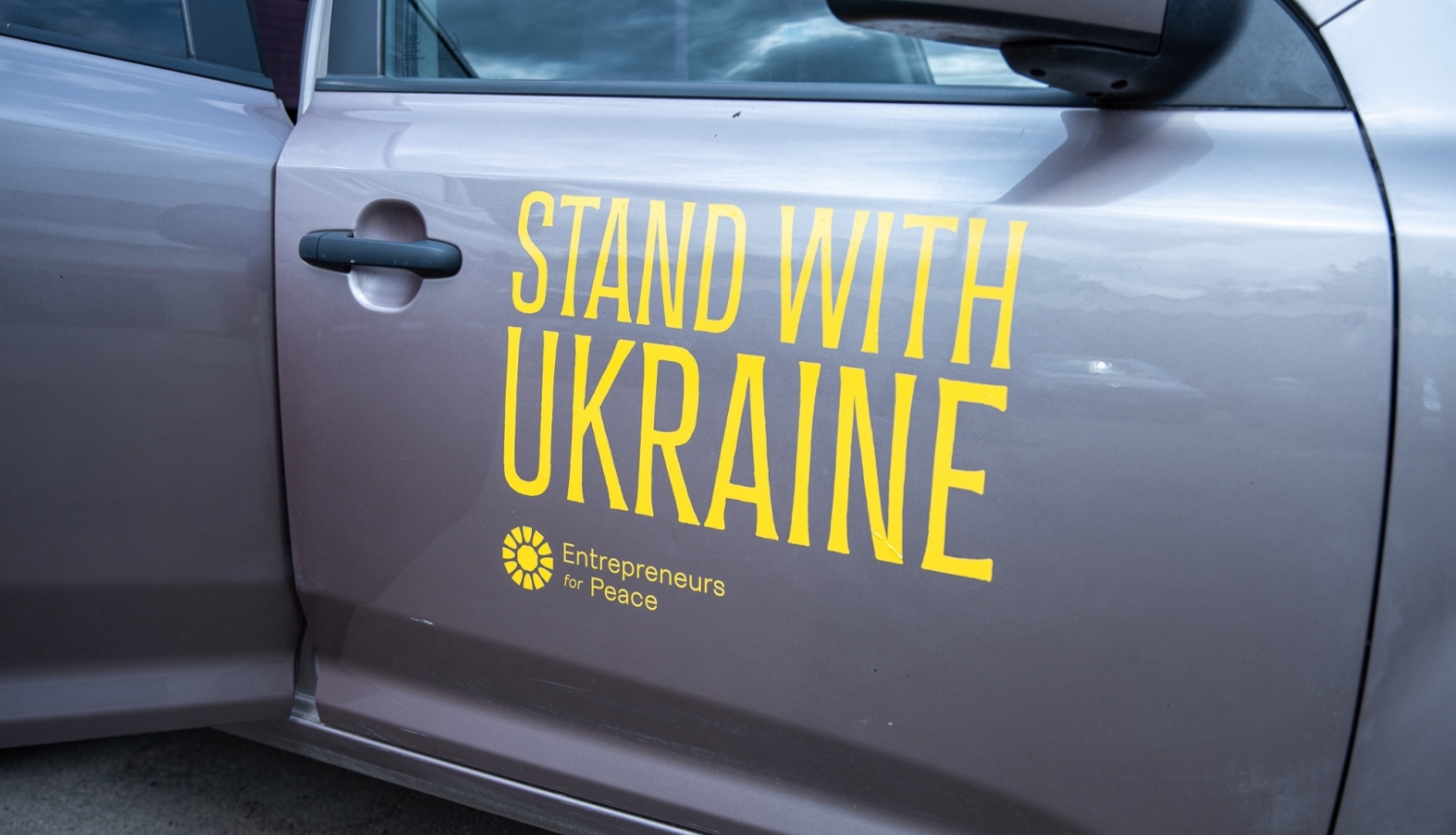 Mašīnas durvis ar uzrakstu Stand with Ukraine