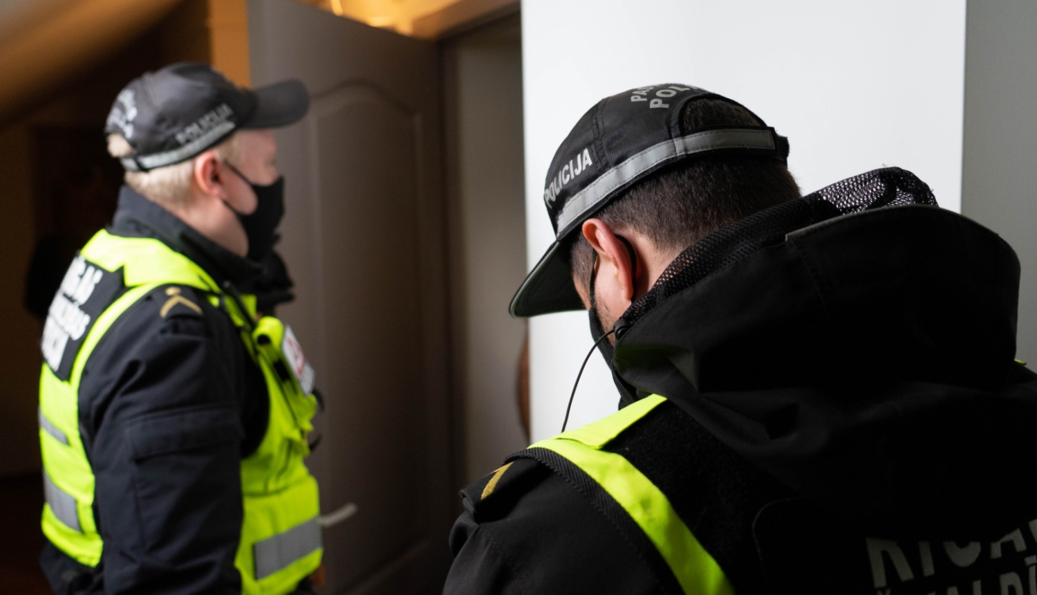 Pašvaldības policisti iekštelpās